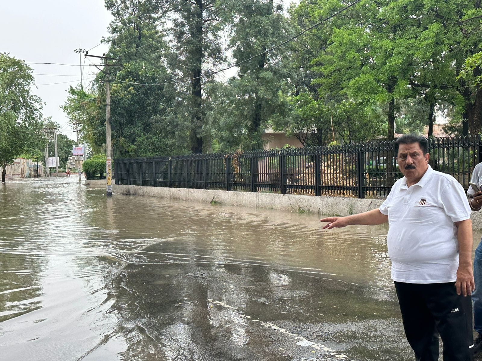 कुरुक्षेत्र।ट्रैक्टर मार्केट में सड़क पर भरा बारिश का पानी। कुरुक्षेत्र।ट्रैक्टर मार्केट में सड़क पर भरा बारिश का पानी।