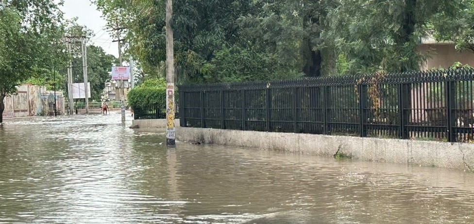कुरुक्षेत्र।ट्रैक्टर मार्केट में सड़क पर भरा बारिश का पानी। कुरुक्षेत्र।ट्रैक्टर मार्केट में सड़क पर भरा बारिश का पानी।