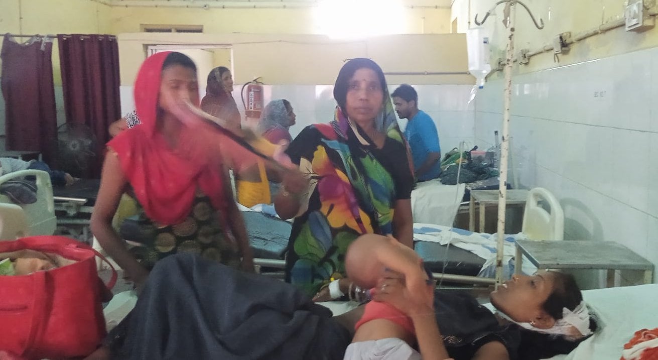प्रताप बहादुर मेडिकल कॉलेज के आयुष्मान वार्ड में गर्मी से बचने को मरीजों द्वारा लगाया गया निजी प्रताप बहादुर मेडिकल कॉलेज के आयुष्मान वार्ड में गर्मी से बचने को मरीजों द्वारा लगाया गया निजी