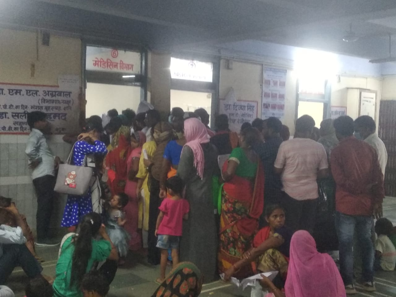 शाहजहांपुर में राजकीय मेडिकल कॉलेज में एक्स-रे कक्ष के बाहर लगी भीड़। शाहजहांपुर में राजकीय मेडिकल कॉलेज में एक्स-रे कक्ष के बाहर लगी भीड़।