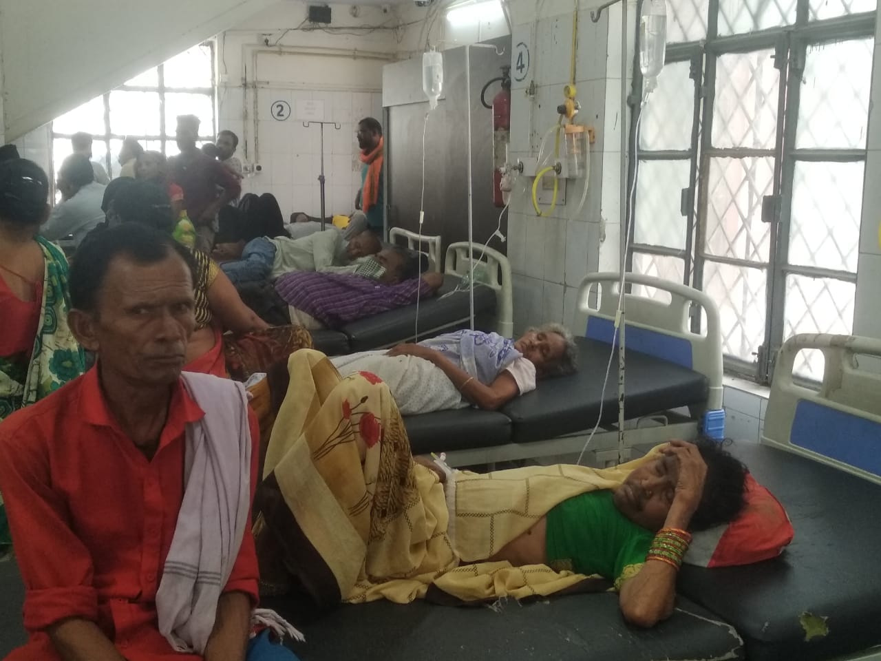शाहजहांपुर में राजकीय मेडिकल कॉलेज में एक्स-रे कक्ष के बाहर लगी भीड़। शाहजहांपुर में राजकीय मेडिकल कॉलेज में एक्स-रे कक्ष के बाहर लगी भीड़।