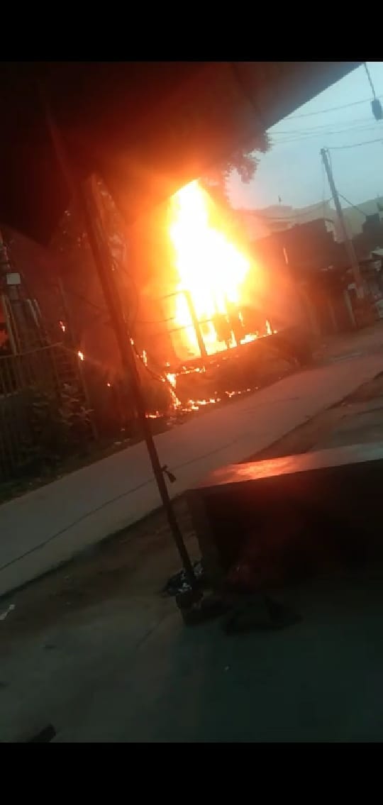 शाहजहांपुर में वर्कशॉप का निरीक्षण करते मुख्य अभियंता आनंद कुमार।