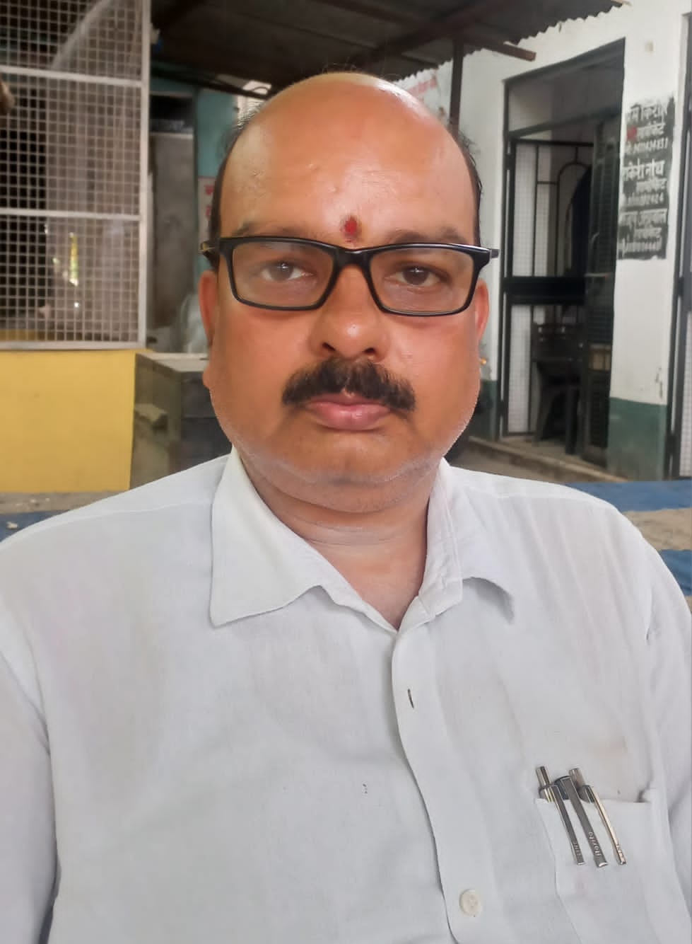 बीसलपुर मार्ग पर डग्गामार वाहन के पीछे बैठकर सफर करता यात्री। संवाद