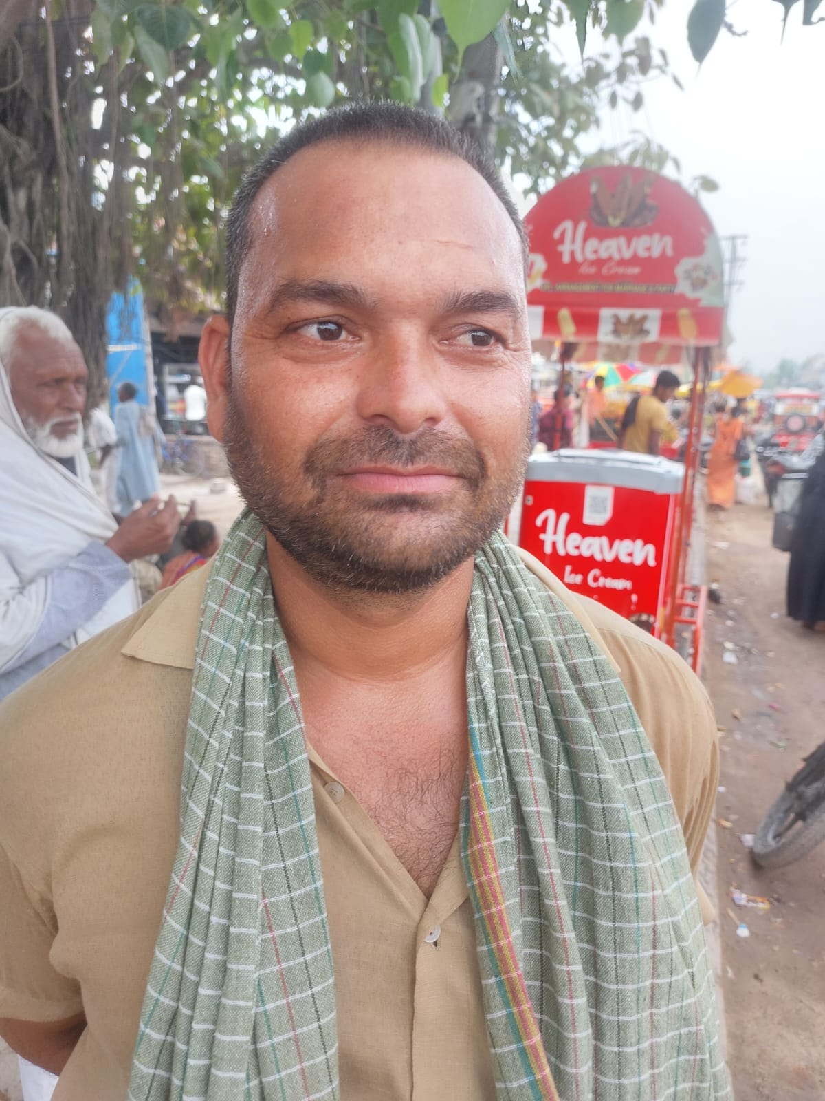 बीसलपुर मार्ग पर डग्गामार वाहन के पीछे बैठकर सफर करता यात्री। संवाद