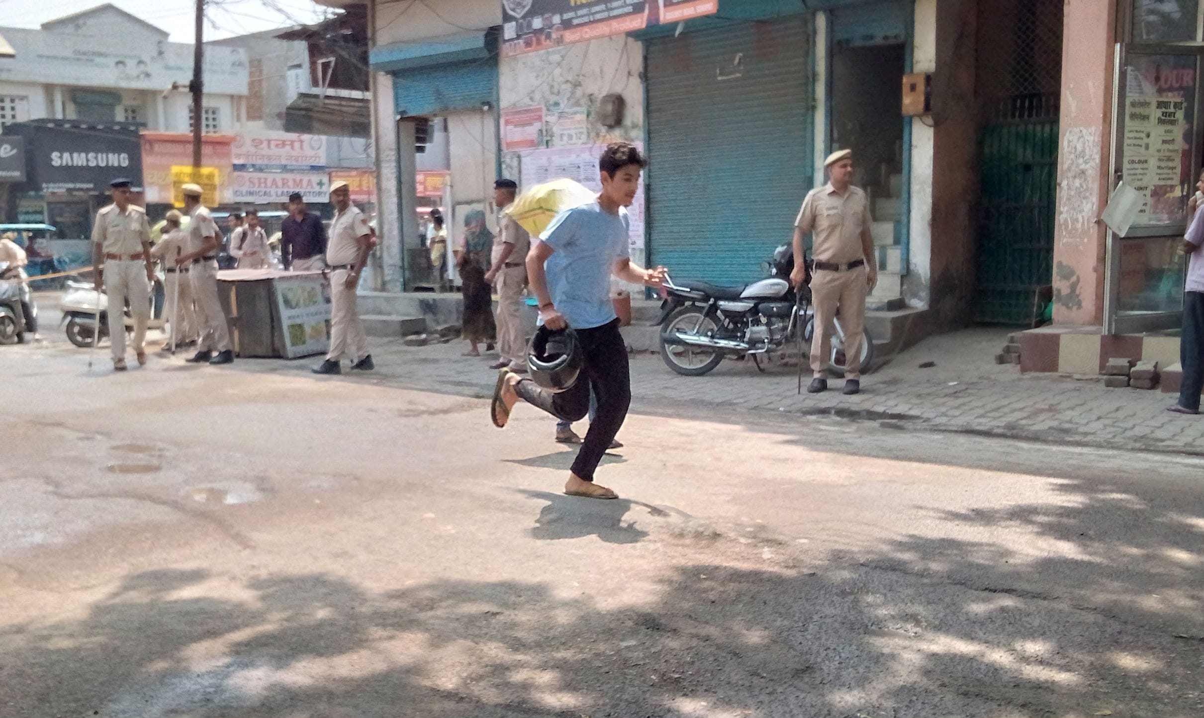 फोटो 10- सोनीपत स्टेशन पहुंचने के बाद सांसद रमेश कौशिक के साथ बातचीत करते मुख्यमंत्री मनोहर लाल फोटो 10- सोनीपत स्टेशन पहुंचने के बाद सांसद रमेश कौशिक के साथ बातचीत करते मुख्यमंत्री मनोहर लाल