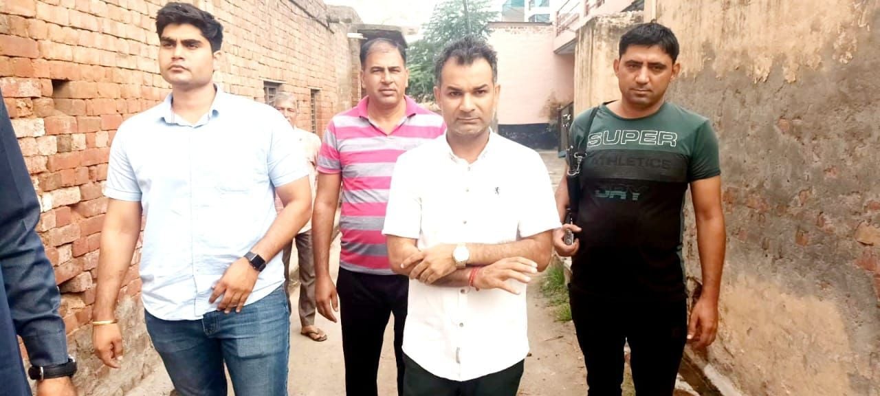 फोटो 31. आम आदमी पार्टी के सोनीपत लोकसभा अध्यक्ष देवेंद्र गौतम को हिरासत में लेकर जाते पुलिसकर् फोटो 31. आम आदमी पार्टी के सोनीपत लोकसभा अध्यक्ष देवेंद्र गौतम को हिरासत में लेकर जाते पुलिसकर्