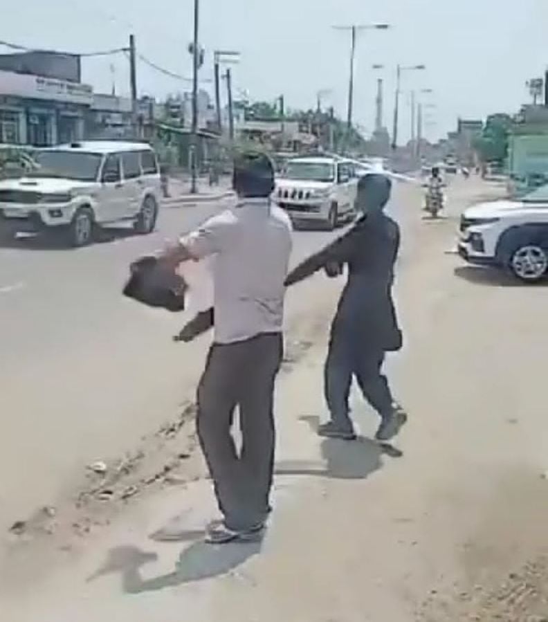 फोटो 31. आम आदमी पार्टी के सोनीपत लोकसभा अध्यक्ष देवेंद्र गौतम को हिरासत में लेकर जाते पुलिसकर् फोटो 31. आम आदमी पार्टी के सोनीपत लोकसभा अध्यक्ष देवेंद्र गौतम को हिरासत में लेकर जाते पुलिसकर्