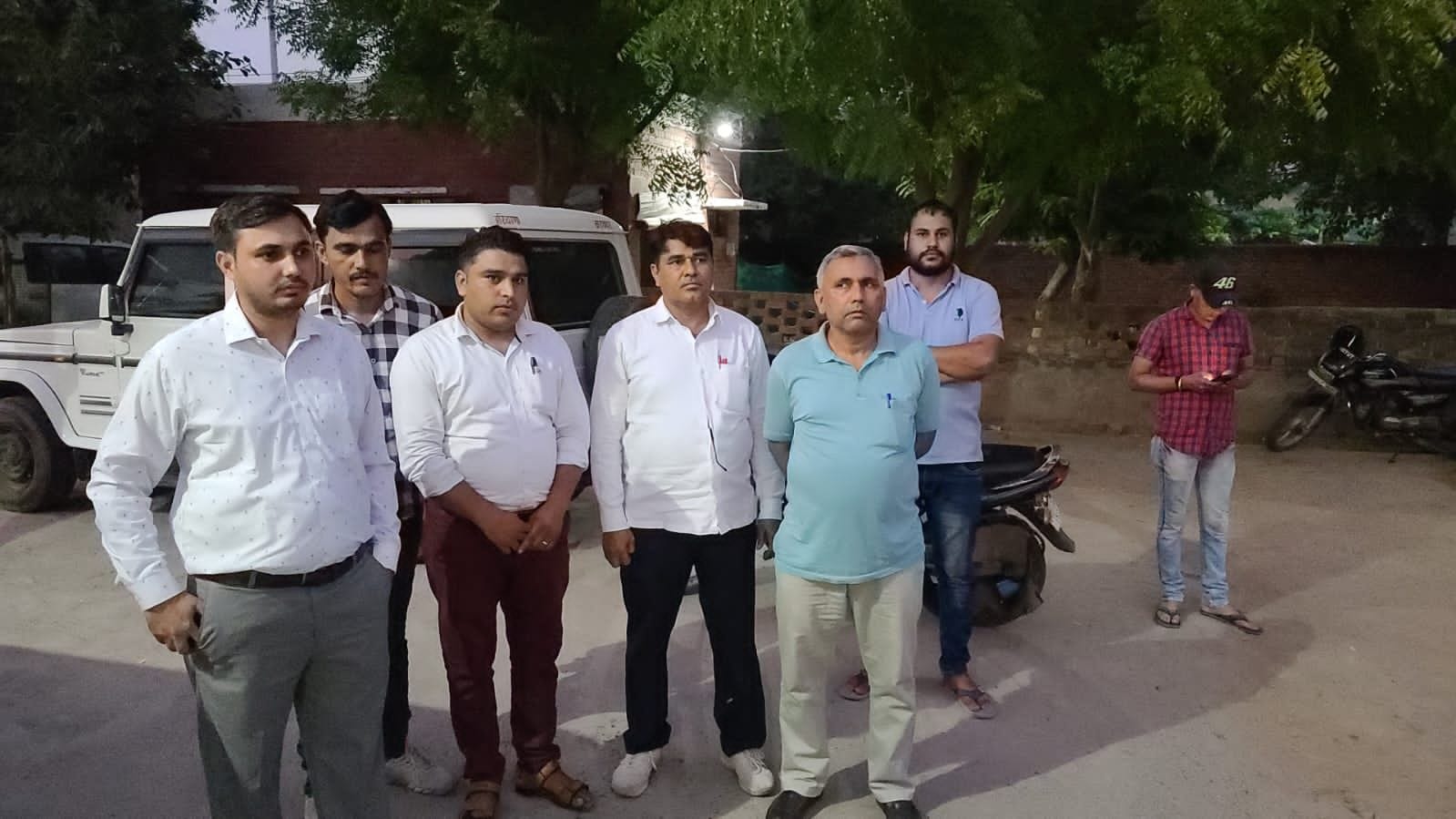 फोटो 37. हाथापाई की घटना के बाद शहर थाने में पुलिस को शिकायत देने पहुंचे बिजली कर्मचारी। संवाद