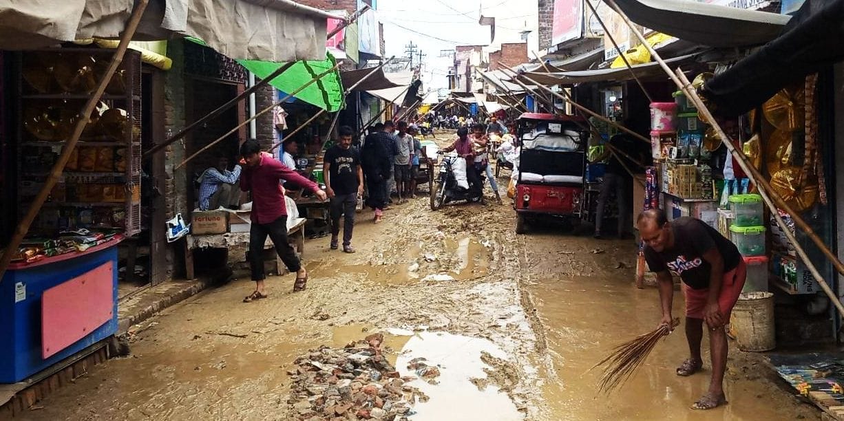 जेल रोड पर कीचड़ के चलते लगा जाम