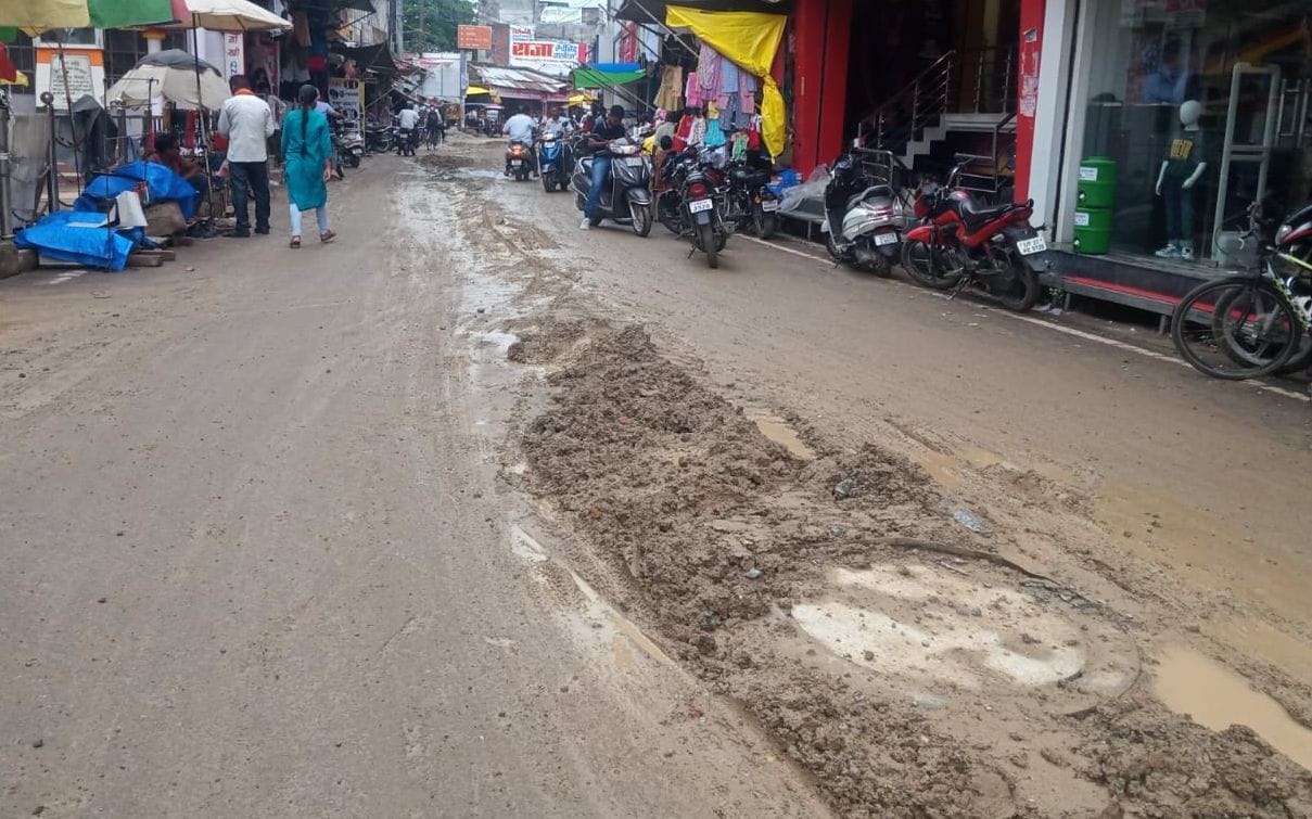 जेल रोड पर कीचड़ के चलते लगा जाम