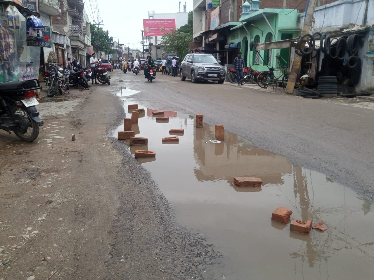 जेल रोड पर कीचड़ के चलते लगा जाम