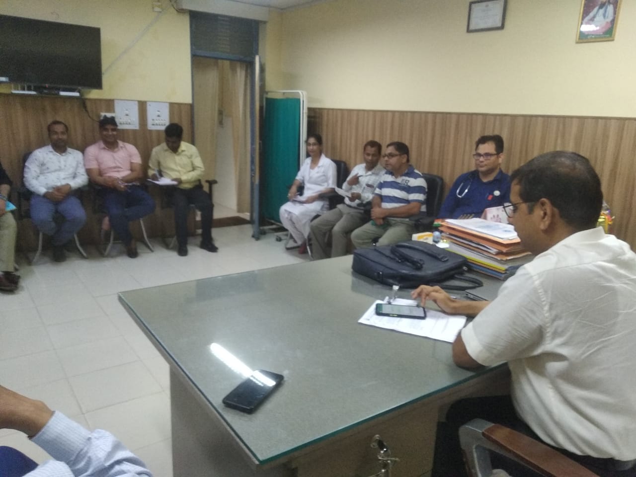 राजकीय मेडिकल कॉलेज में एक बेड पर भर्ती दो मरीज। संवाद राजकीय मेडिकल कॉलेज में एक बेड पर भर्ती दो मरीज। संवाद