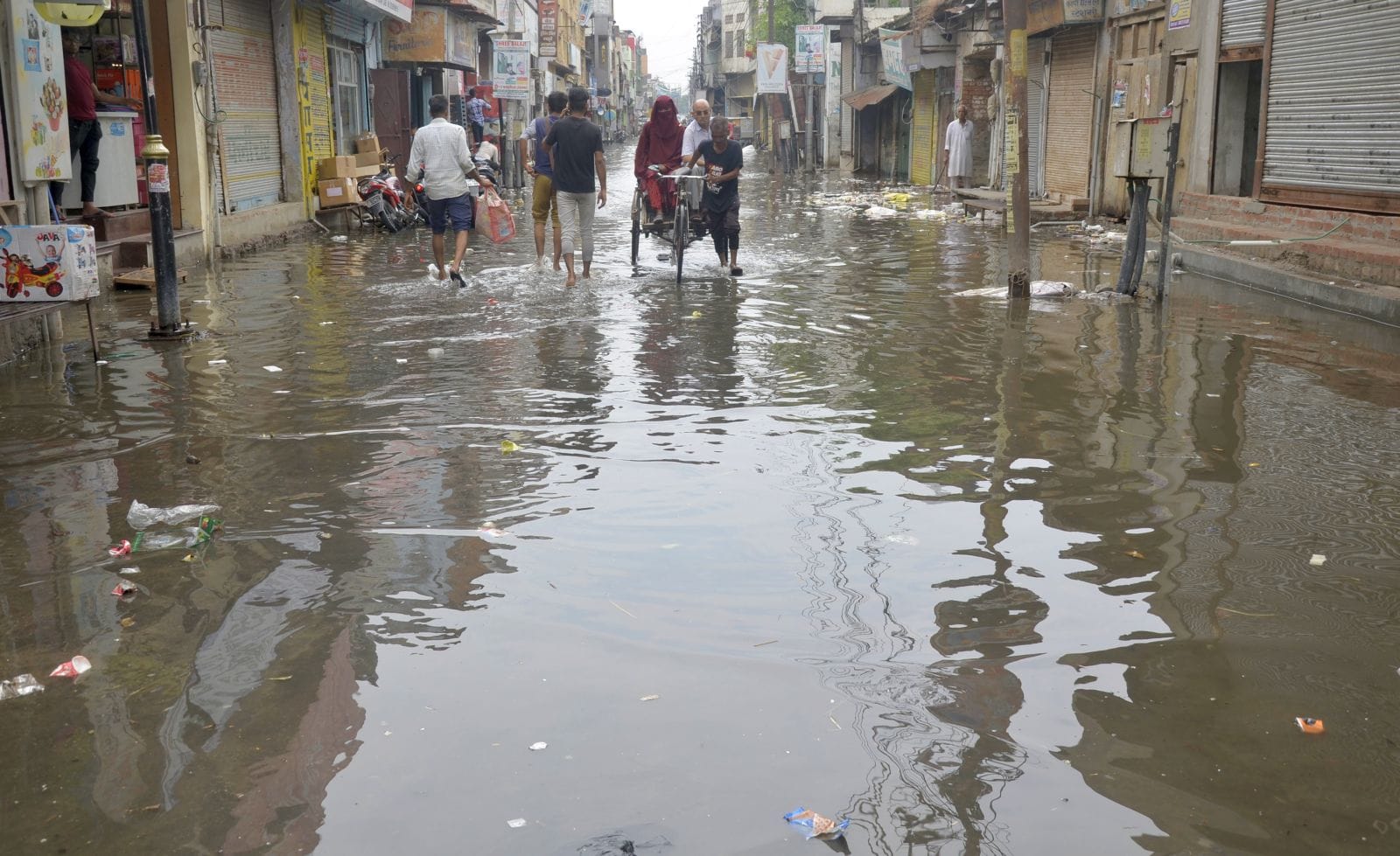 टिकटगंज में बरसात के बाद सड़क बनी तालाब। संवाद