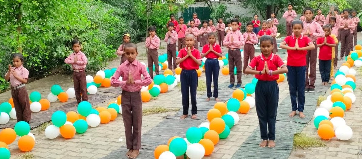 योगाभ्यास करती सांसद रेखा अरूण वर्मा व अन्य योगाभ्यास करती सांसद रेखा अरूण वर्मा व अन्य
