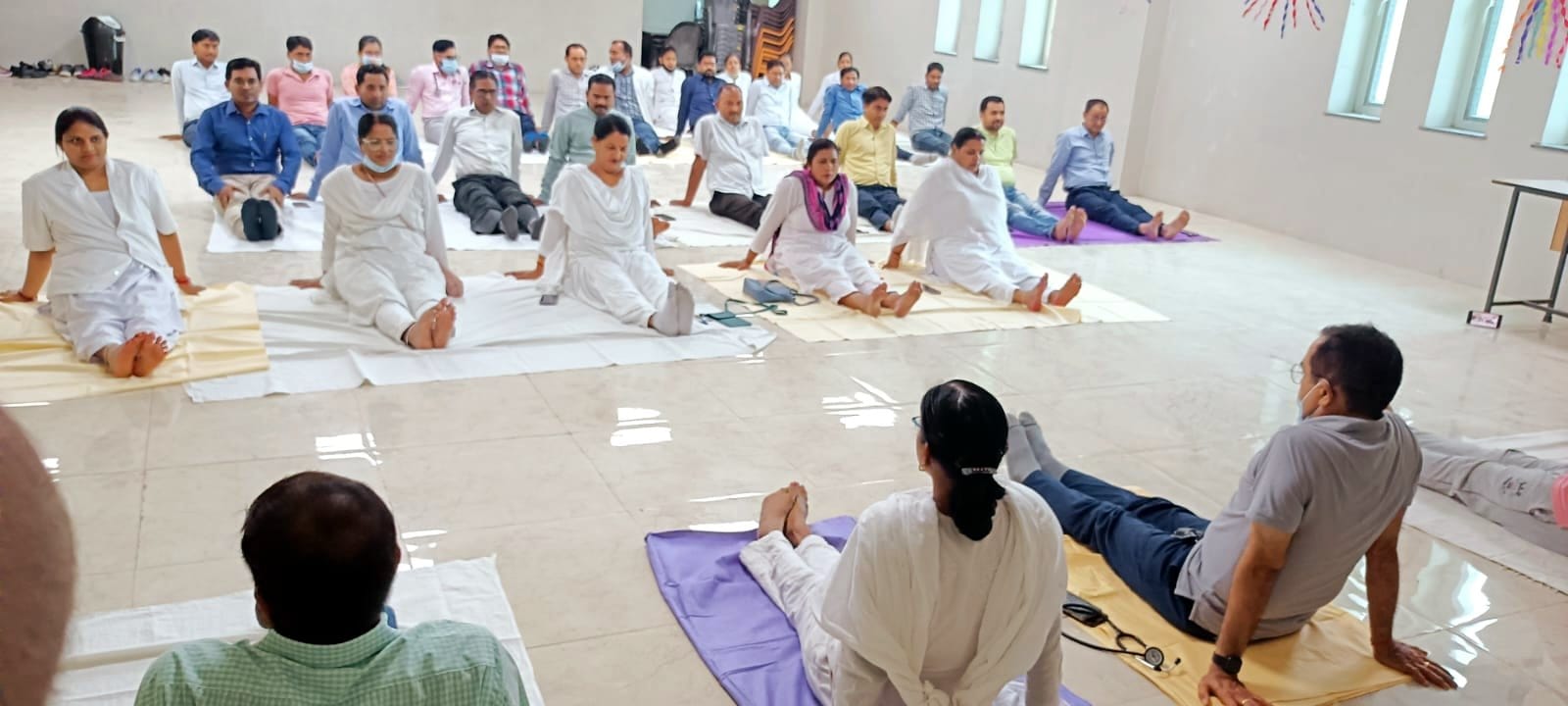 योगाभ्यास करती सांसद रेखा अरूण वर्मा व अन्य योगाभ्यास करती सांसद रेखा अरूण वर्मा व अन्य