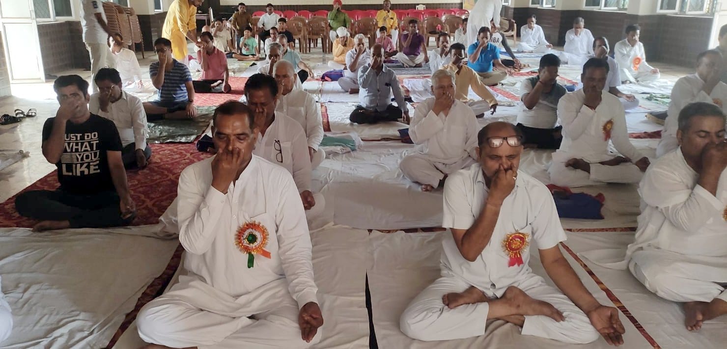 योगाभ्यास करती सांसद रेखा अरूण वर्मा व अन्य योगाभ्यास करती सांसद रेखा अरूण वर्मा व अन्य