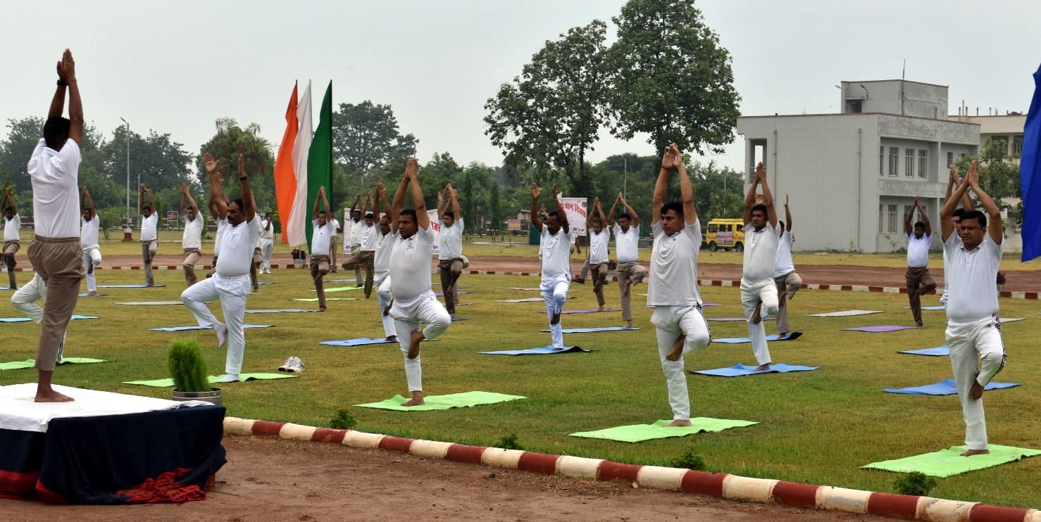 योगाभ्यास करती सांसद रेखा अरूण वर्मा व अन्य योगाभ्यास करती सांसद रेखा अरूण वर्मा व अन्य