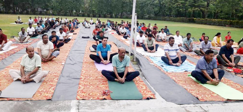 योगाभ्यास करती सांसद रेखा अरूण वर्मा व अन्य योगाभ्यास करती सांसद रेखा अरूण वर्मा व अन्य