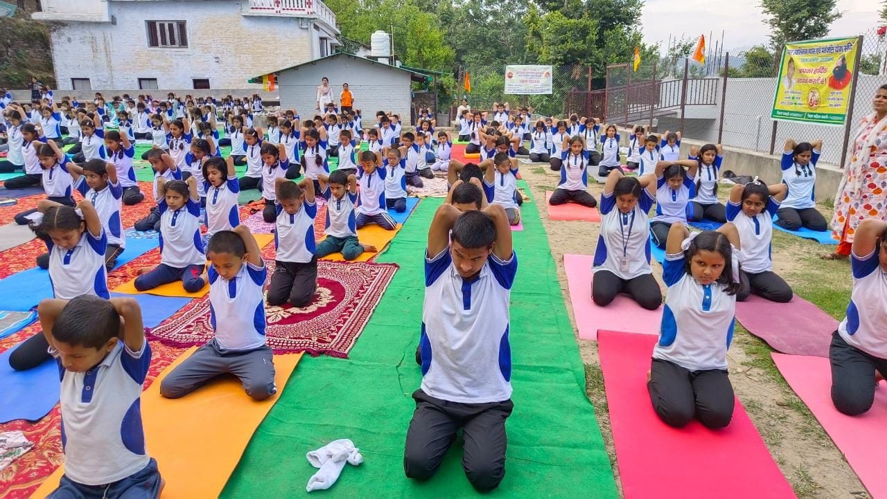 अंतर्राष्ट्रीय योग दिवस के अवसर पर अल्मोड़ा के कोसी कटारमल सूर्य मंदिर में आईटीबीपी योग करते जवा अंतर्राष्ट्रीय योग दिवस के अवसर पर अल्मोड़ा के कोसी कटारमल सूर्य मंदिर में आईटीबीपी योग करते जवा