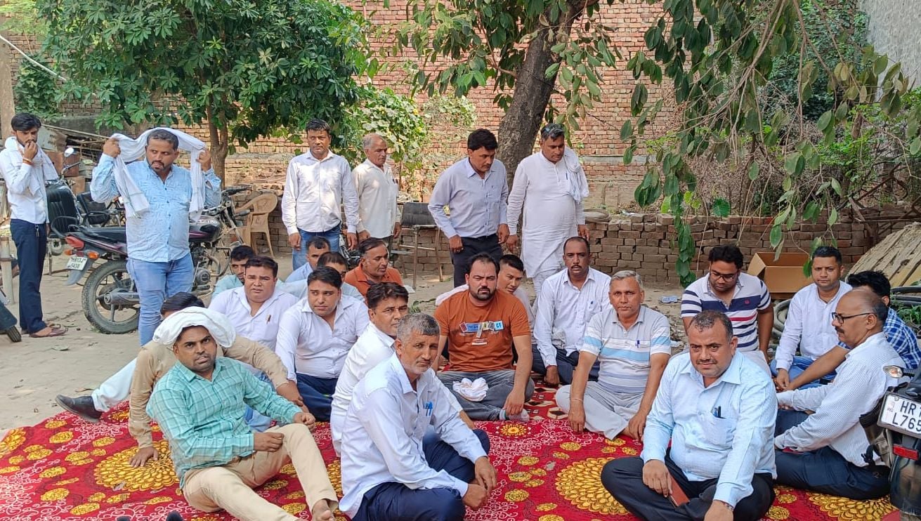 फोटो 27- उपमंडल अभियंता कार्यालय परिसर में धरने पर बैठे बिजली कर्मचारी। संवाद फोटो 27- उपमंडल अभियंता कार्यालय परिसर में धरने पर बैठे बिजली कर्मचारी। संवाद