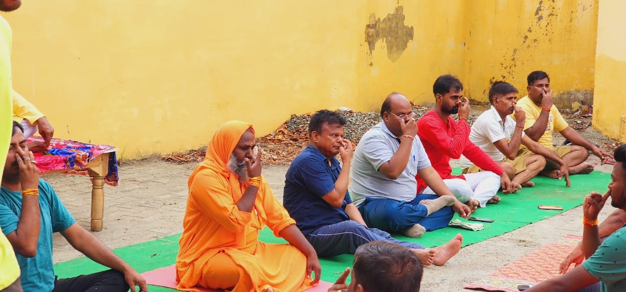 फोटो 4 स्प्रिंगडेल स्कूल में योगा करते राज्यमंत्री,डीएम और अन्य साधक। संवाद फोटो 4 स्प्रिंगडेल स्कूल में योगा करते राज्यमंत्री,डीएम और अन्य साधक। संवाद