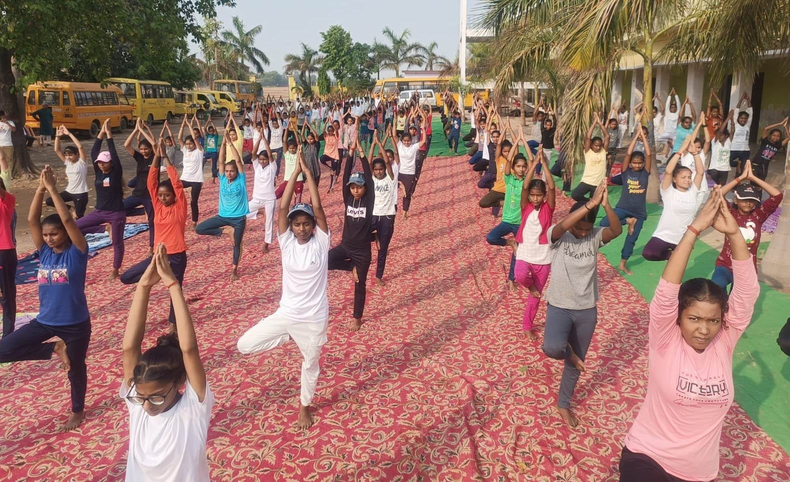 जिला स्टेडियम में विश्व योग दिवस का शुभारंभ करते कमिश्नर अखिलेश सिंह, सांसद हरीश द्विवेदी, जिल