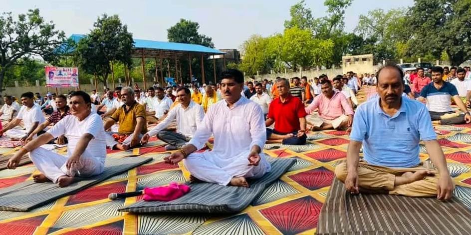 जिला स्टेडियम में विश्व योग दिवस का शुभारंभ करते कमिश्नर अखिलेश सिंह, सांसद हरीश द्विवेदी, जिल