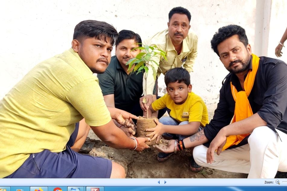 जिला स्टेडियम में विश्व योग दिवस का शुभारंभ करते कमिश्नर अखिलेश सिंह, सांसद हरीश द्विवेदी, जिल