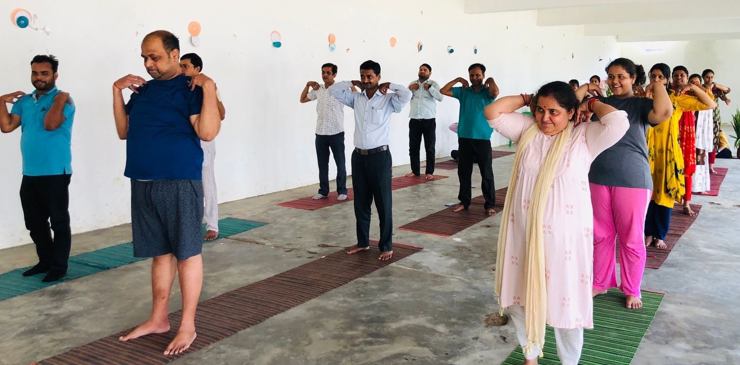 जिला स्टेडियम में विश्व योग दिवस का शुभारंभ करते कमिश्नर अखिलेश सिंह, सांसद हरीश द्विवेदी, जिल