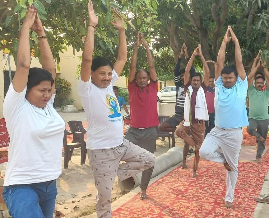 जिला स्टेडियम में विश्व योग दिवस का शुभारंभ करते कमिश्नर अखिलेश सिंह, सांसद हरीश द्विवेदी, जिल