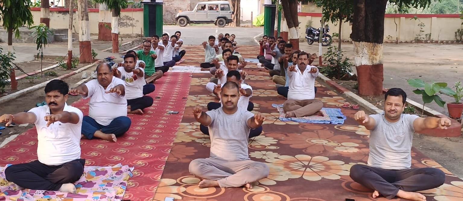 जिला स्टेडियम में विश्व योग दिवस का शुभारंभ करते कमिश्नर अखिलेश सिंह, सांसद हरीश द्विवेदी, जिल