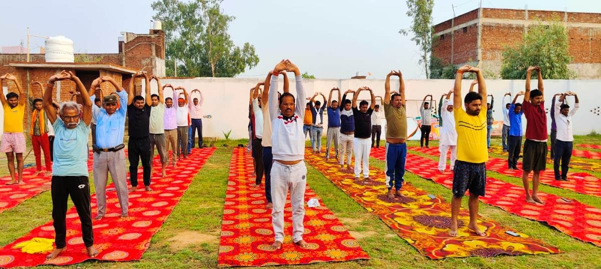 जिला स्टेडियम में विश्व योग दिवस का शुभारंभ करते कमिश्नर अखिलेश सिंह, सांसद हरीश द्विवेदी, जिल