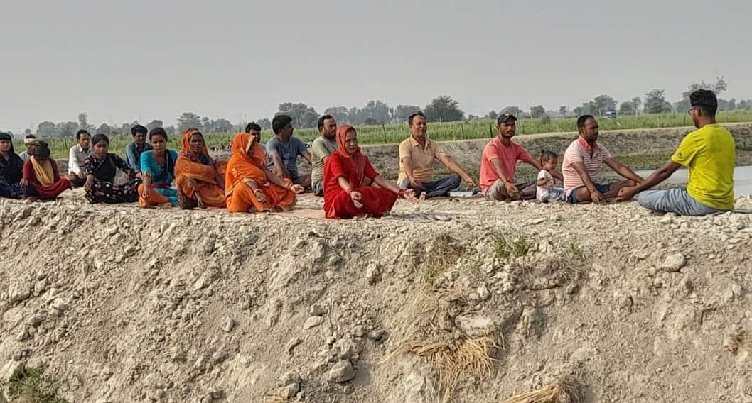 जिला स्टेडियम में विश्व योग दिवस का शुभारंभ करते कमिश्नर अखिलेश सिंह, सांसद हरीश द्विवेदी, जिल