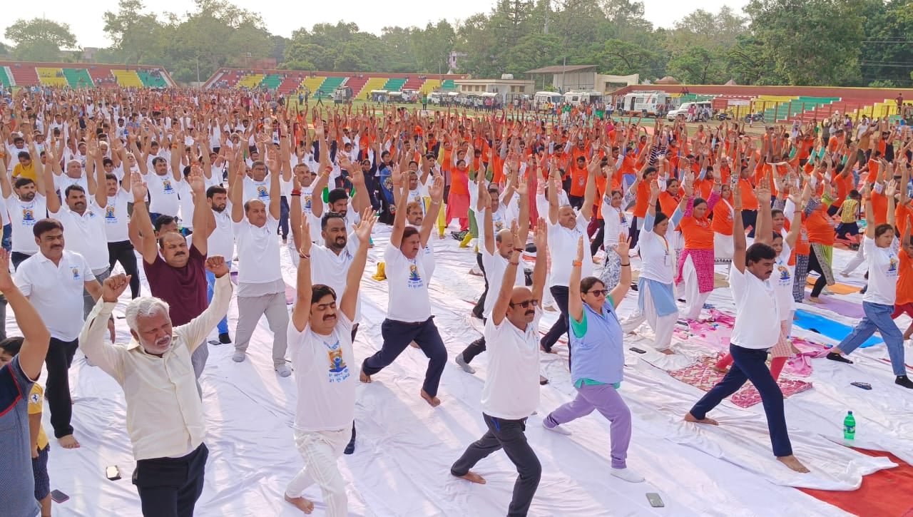 जिला स्टेडियम में विश्व योग दिवस का शुभारंभ करते कमिश्नर अखिलेश सिंह, सांसद हरीश द्विवेदी, जिल