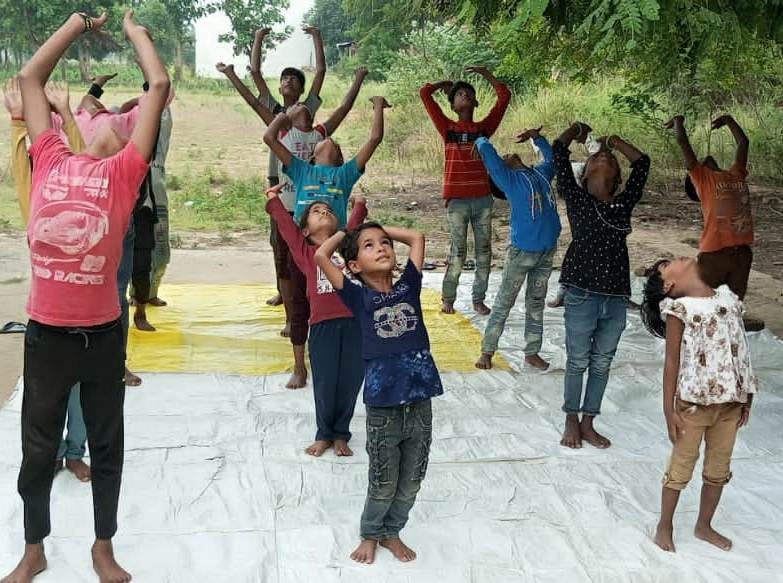 जिला स्टेडियम में विश्व योग दिवस का शुभारंभ करते कमिश्नर अखिलेश सिंह, सांसद हरीश द्विवेदी, जिल