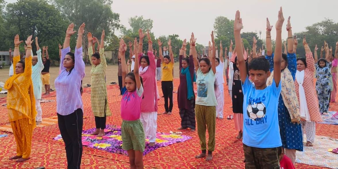 जिला स्टेडियम में विश्व योग दिवस का शुभारंभ करते कमिश्नर अखिलेश सिंह, सांसद हरीश द्विवेदी, जिल
