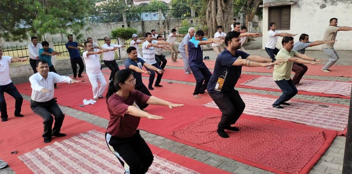 जिला स्टेडियम में विश्व योग दिवस का शुभारंभ करते कमिश्नर अखिलेश सिंह, सांसद हरीश द्विवेदी, जिल