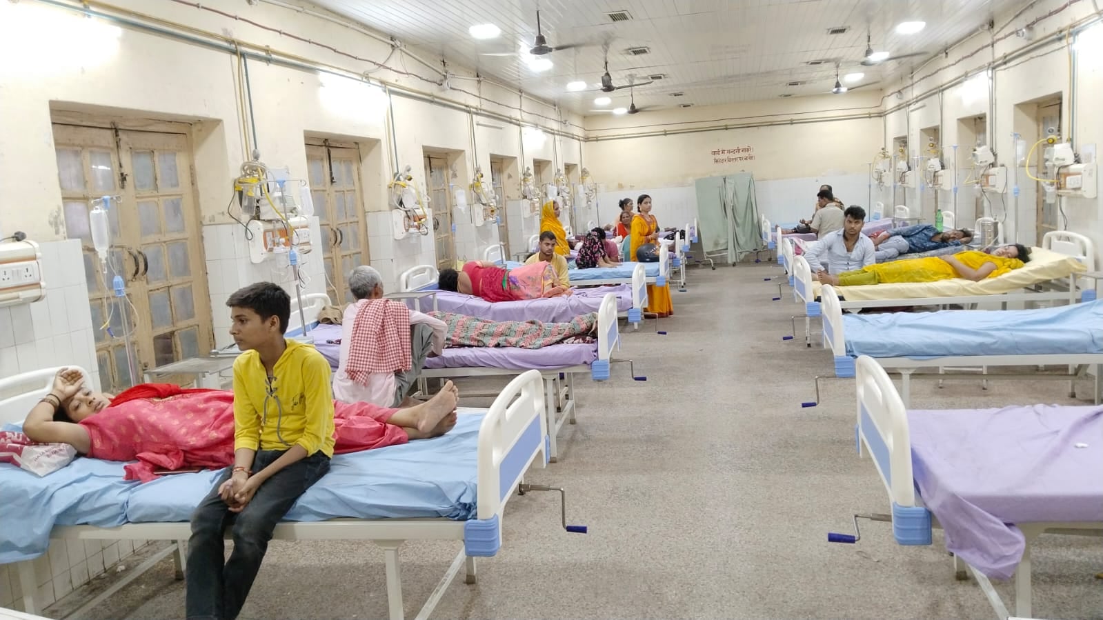 कमिश्नर अखिलेश सिंह ने मेडिकल कालेज का किया निरीक्षण। कमिश्नर अखिलेश सिंह ने मेडिकल कालेज का किया निरीक्षण।