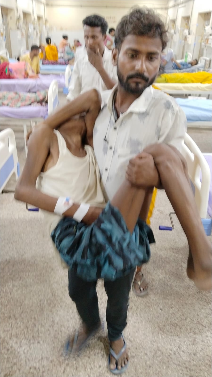 कमिश्नर अखिलेश सिंह ने मेडिकल कालेज का किया निरीक्षण। कमिश्नर अखिलेश सिंह ने मेडिकल कालेज का किया निरीक्षण।
