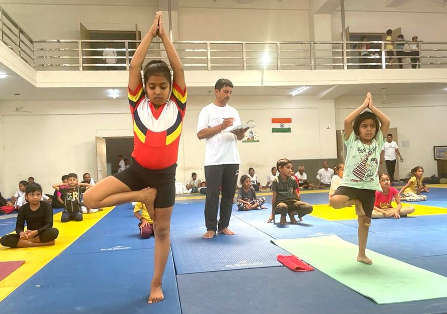 शहीद भगत सिंह स्टेडियम में आयोजित योगासन प्रतियोगिता में योग करते प्रतिभागी। संवाद