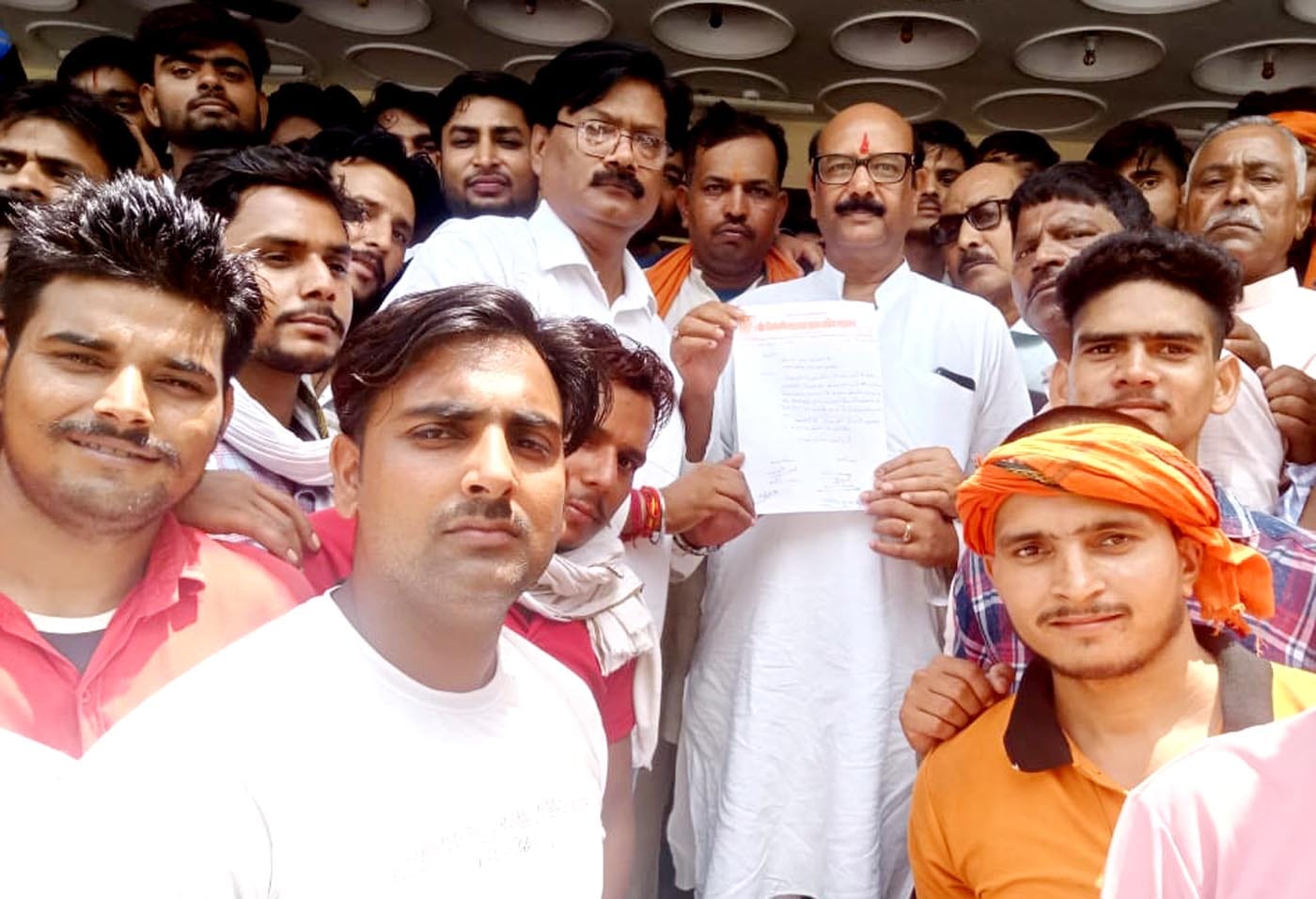 उझानी बाईपास पर क्षत्रिय महासभा के जिला उपाध्यक्ष से वार्ता करते सीओ शक्ति सिंह। संवाद