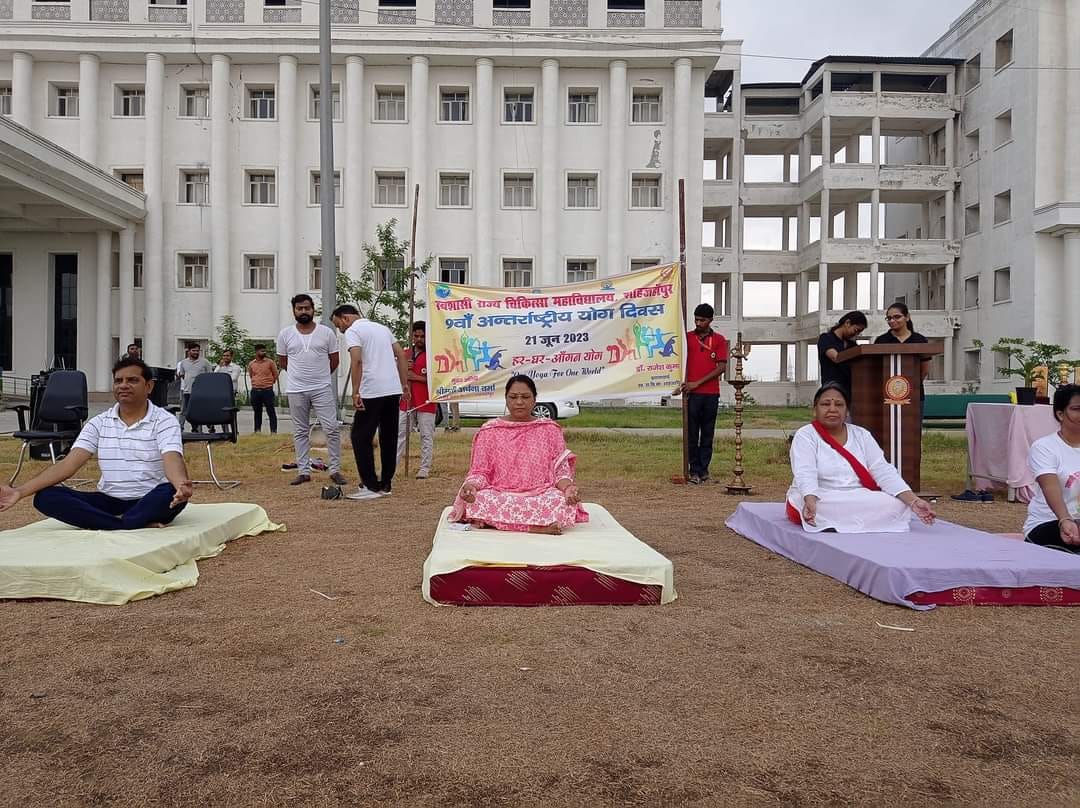 विश्व योग दिवस पर जीएफ कॉलेज में योग करते होमगार्डस्।संवाद