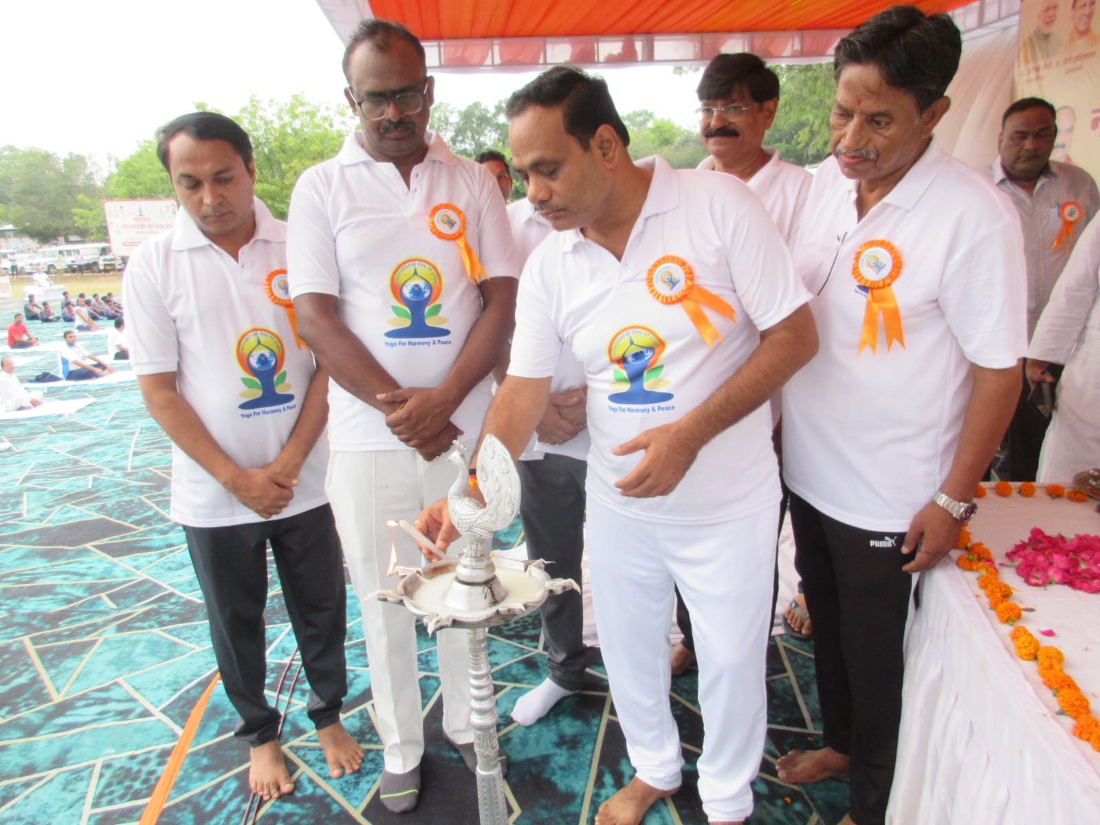 विश्व योग दिवस पर जीएफ कॉलेज में योग करते होमगार्डस्।संवाद