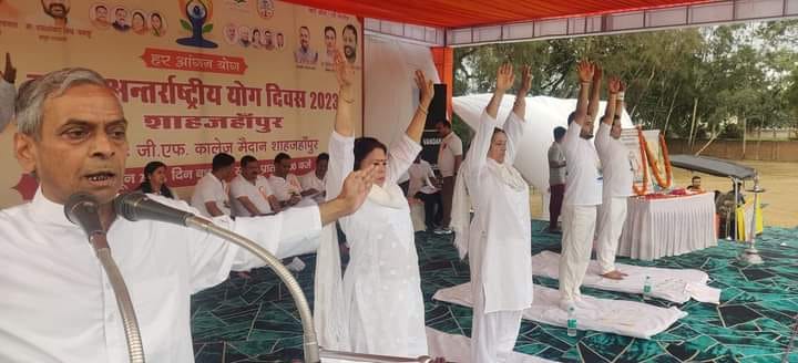 विश्व योग दिवस पर जीएफ कॉलेज में योग करते होमगार्डस्।संवाद