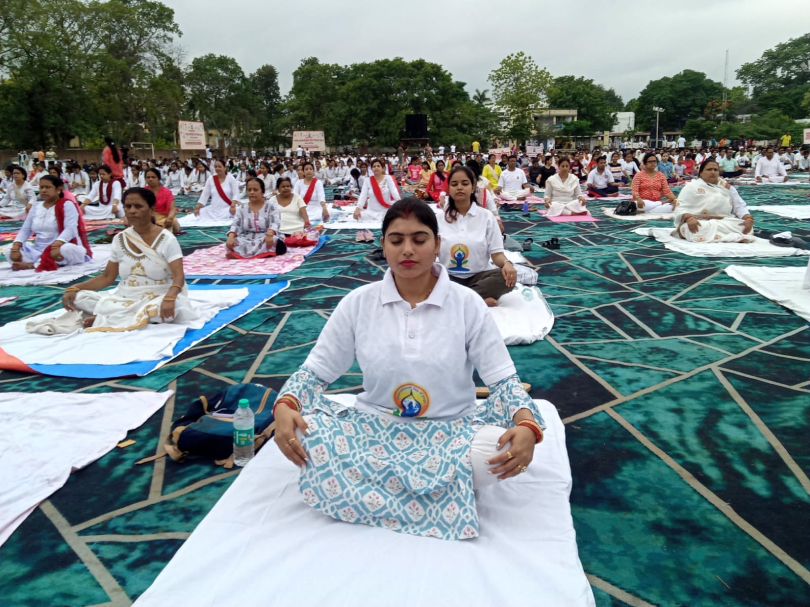 विश्व योग दिवस पर जीएफ कॉलेज में योग करते होमगार्डस्।संवाद