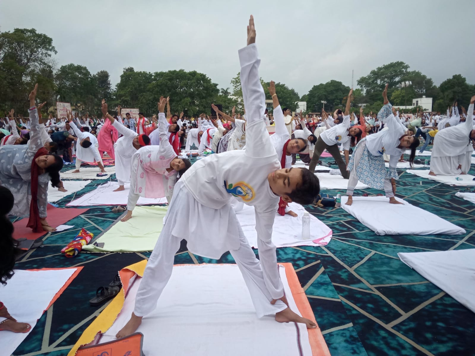 विश्व योग दिवस पर जीएफ कॉलेज में योग करते होमगार्डस्।संवाद