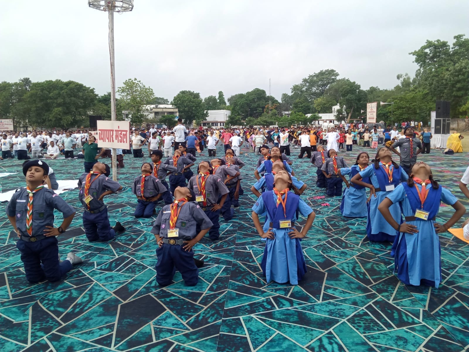 विश्व योग दिवस पर जीएफ कॉलेज में योग करते होमगार्डस्।संवाद