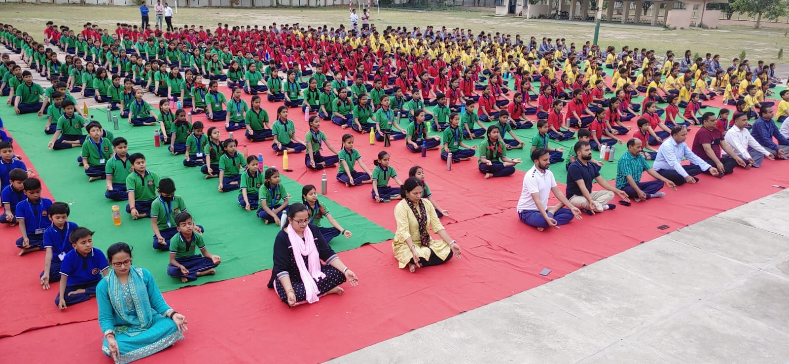 विश्व योग दिवस पर जीएफ कॉलेज में योग करते होमगार्डस्।संवाद