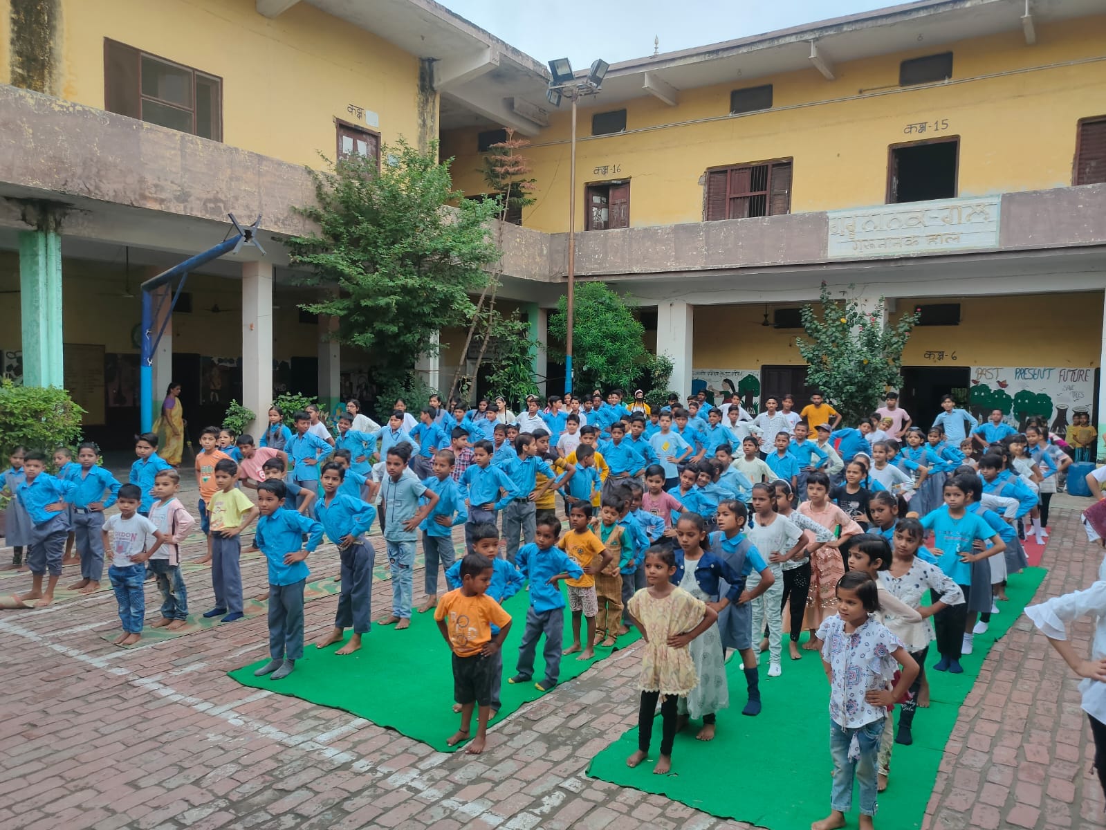 विश्व योग दिवस पर जीएफ कॉलेज में योग करते होमगार्डस्।संवाद