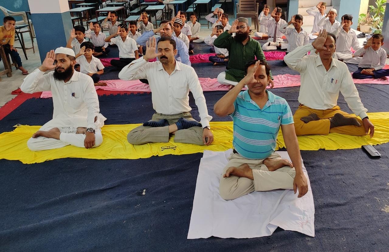 विश्व योग दिवस पर जीएफ कॉलेज में योग करते होमगार्डस्।संवाद